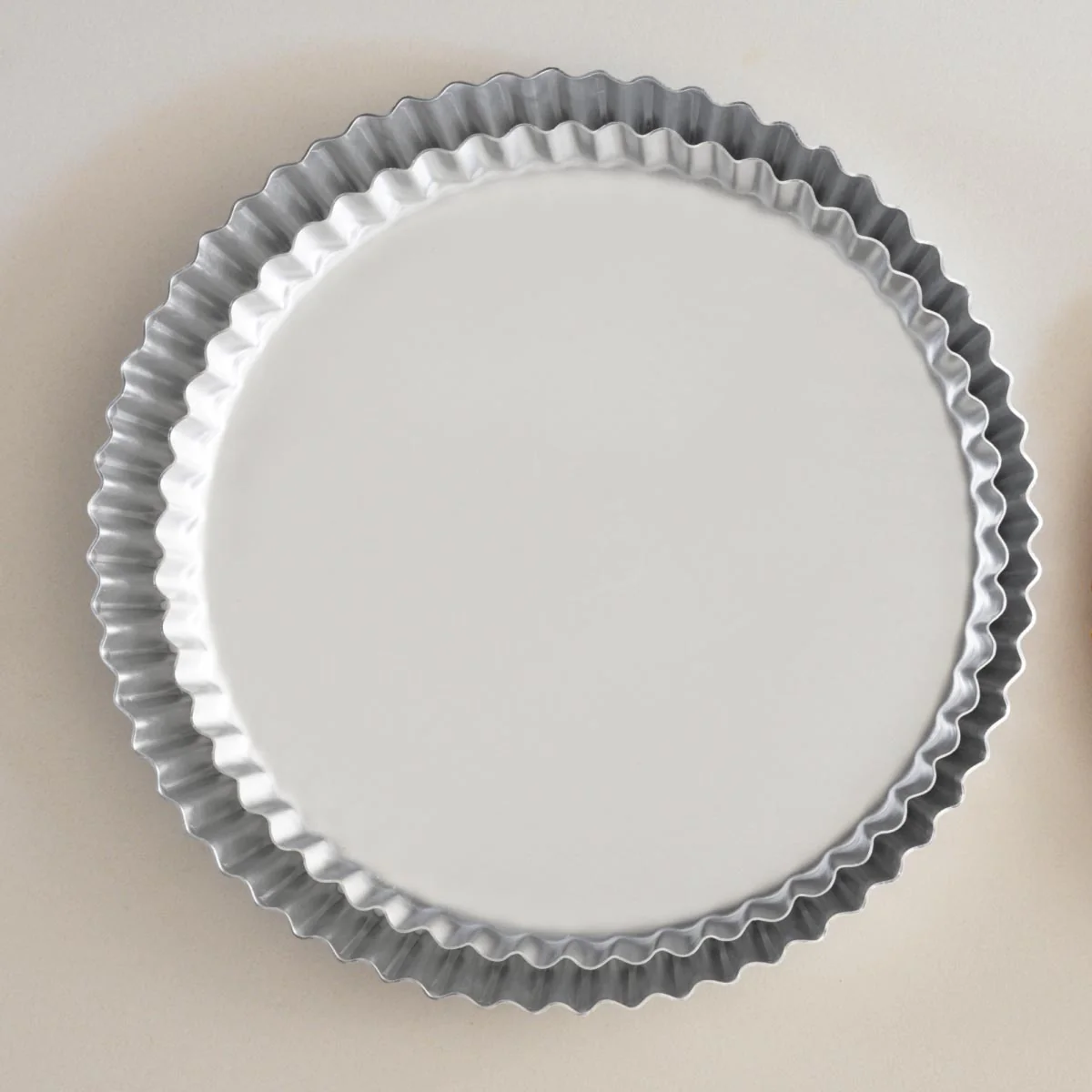 Round festooned cake tin - Image 2